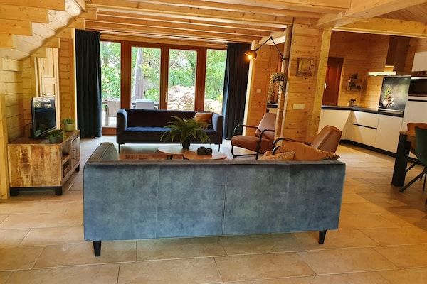 Woonkamer - Villa in het bos met privé sauna in Markelo (5)