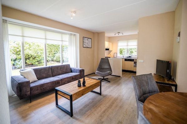 Woonkamer - Bosvilla in Markelo met Zonnige Tuin in Markelo (3)