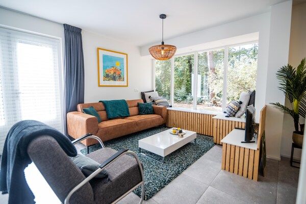 Woonkamer - Bosvilla in Markelo met Zonnige Tuin in Markelo (4)