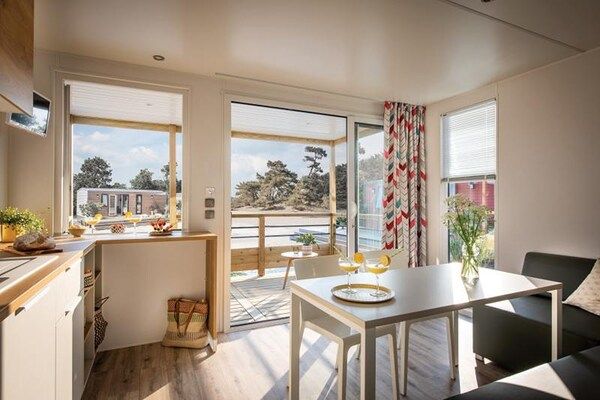 Woonkamer - Chalet aan Hegermeer met haven toegang in Heeg (2)