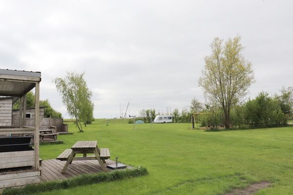 Tuin - Chalet aan Hegermeer met haven toegang in Heeg (5)