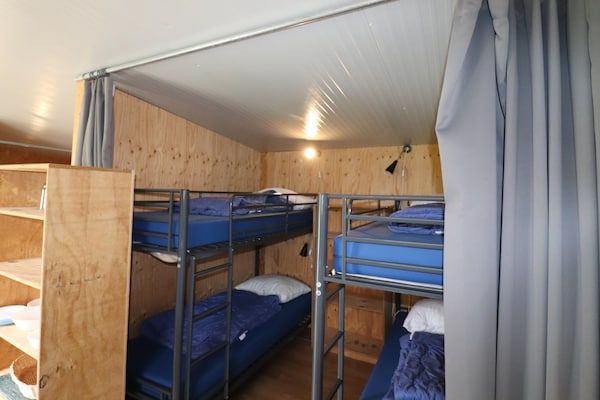 Slaapkamer - Hut bij Hegermeer met bootverhuur in Heeg (2)