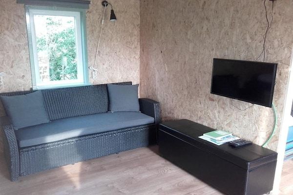 Woonkamer - Huisje aan Hegermeer met bootverhuur in Heeg (5)