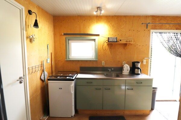 Keuken - Huisje aan Hegermeer met bootverhuur in Heeg (4)