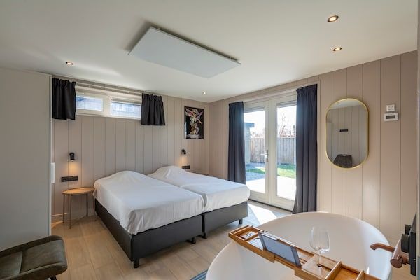 Slaapkamer - Wellnesshuis bij de kust met sauna in Julianadorp (4)