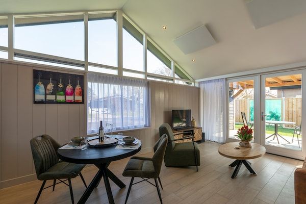 Woonkamer - Wellnesshuis bij de kust met sauna in Julianadorp (3)