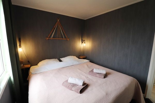 Slaapkamer - Huisjes in Friesland met Boerderijbeleving in Tjerkgaast (5)