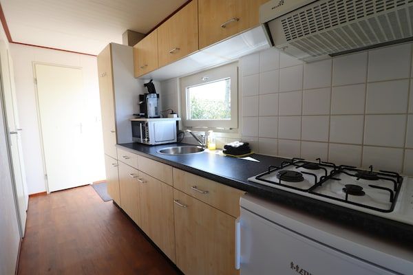 Keuken - Chalet in Friesland bij Waddenzee in Tzummarum (4)