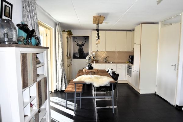 Eetkamer - Vakantiehuis Simonshaven bij Meerstrand in Simonshaven (3)