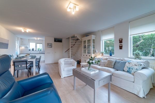 Woonkamer - Vakantiehuis in rustige Nederlandse park in Wemeldinge (2)