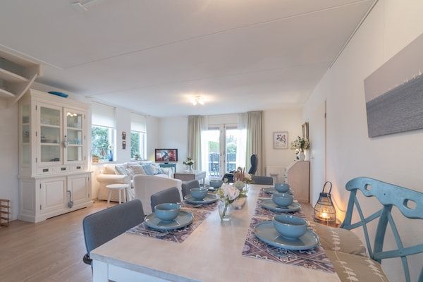 Eetkamer - Vakantiehuis in rustige Nederlandse park in Wemeldinge (3)