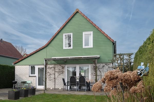 Buitenkant - Vakantiehuis in rustige Nederlandse park in Wemeldinge (1)