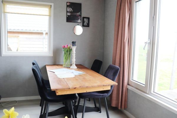 Eetkamer - Vakantiehuis bij IJsselmeer in Tjerkgaast (4)