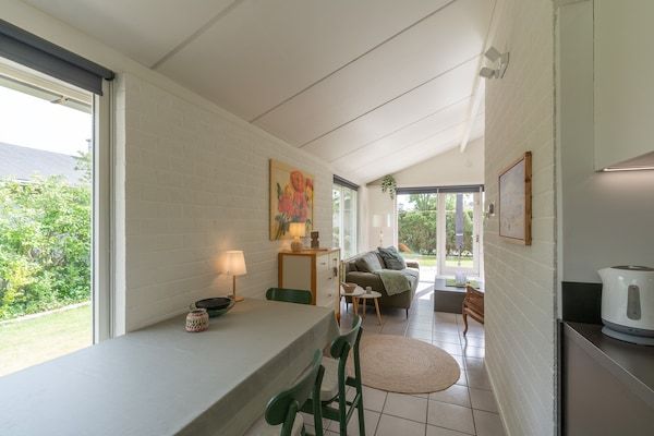 Eetkamer - Vakantiehuis bij Petten Strand met Zwembad in Petten (4)