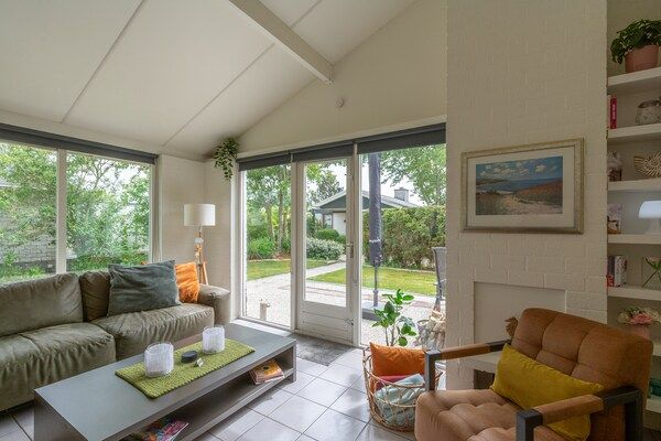 Woonkamer - Vakantiehuis bij Petten Strand met Zwembad in Petten (2)