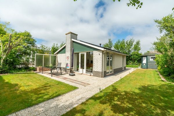 Terras - Vakantiehuis bij Petten Strand met Zwembad in Petten (1)