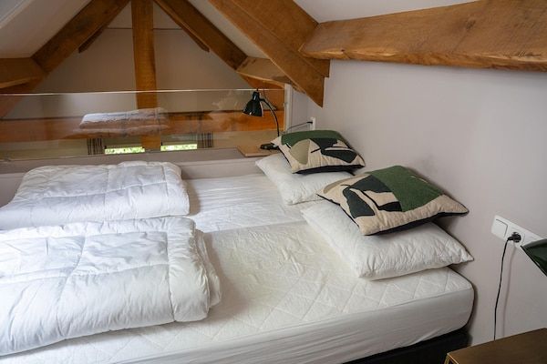 Slaapkamer - Romantische loft met tuinterras in Ermelo (4)