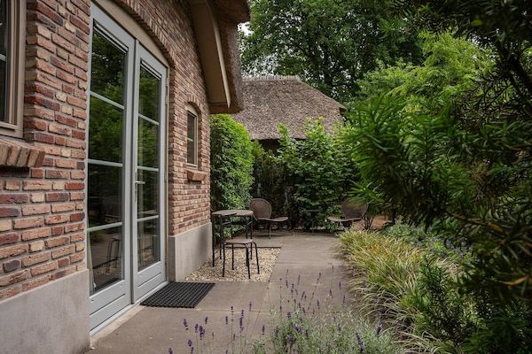 Terras - Romantische loft met tuinterras in Ermelo (5)