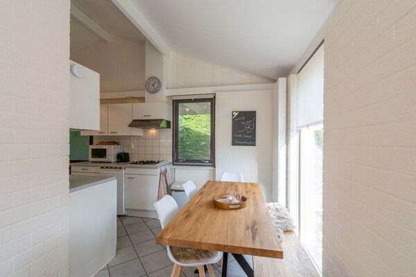 Eetkamer - Vakantiehuis in Park De Watersnip vlakbij Zee in Petten (3)