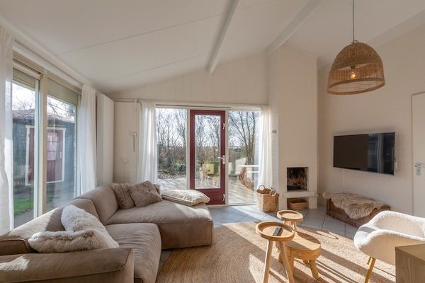 Woonkamer - Vakantiehuis in Park De Watersnip vlakbij Zee in Petten (2)