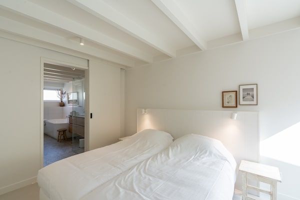 Slaapkamer - Bungalow in Nederland bij Strand in Sint Maartenszee (4)