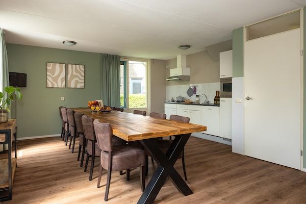 Eetkamer - Vrijstaande groepsaccommodatie voor 12 personen met tuinkamer en houtkachel in Andijk (3)