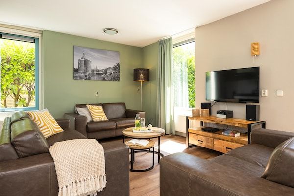 Woonkamer - Vrijstaande groepsaccommodatie voor 12 personen met tuinkamer en houtkachel in Andijk (2)