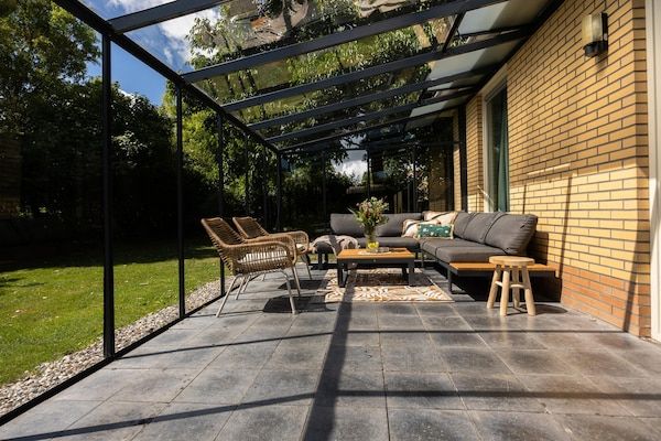 Terras - Vrijstaande groepsaccommodatie voor 12 personen met tuinkamer en houtkachel in Andijk (4)