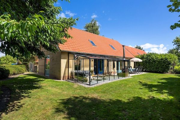 Buitenkant - Vrijstaande groepsaccommodatie voor 12 personen met tuinkamer en houtkachel in Andijk (1)