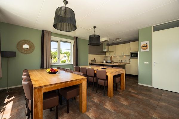 Eetkamer - Luxe vakantiehuis voor 15 personen met jacuzzi in Andijk (3)