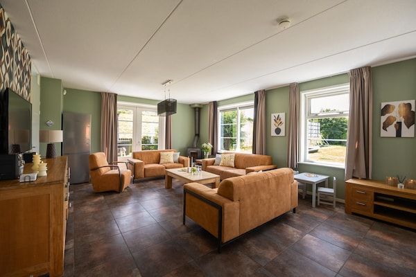 Woonkamer - Luxe vakantiehuis voor 15 personen met jacuzzi in Andijk (2)