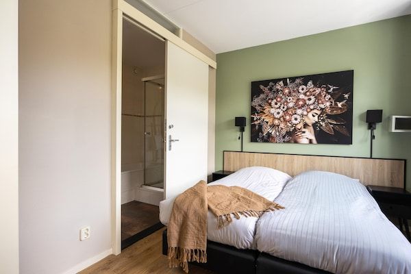 Slaapkamer - Luxe vakantiehuis voor 15 personen met jacuzzi in Andijk (4)