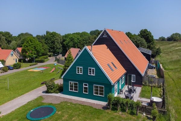 Buitenkant - Luxe vakantiehuis voor 15 personen met jacuzzi in Andijk (1)