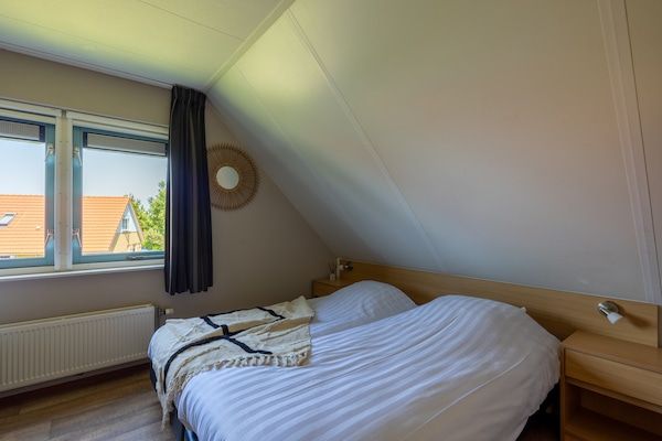 Slaapkamer - Ruime groepswoning voor 14 personen met twee vissteigers nabij het IJsselmeer in Andijk (3)