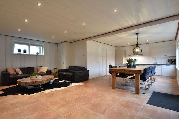 Woonkamer - Vakantiehuis met infraroodsauna in Callantsoog in Callantsoog (2)