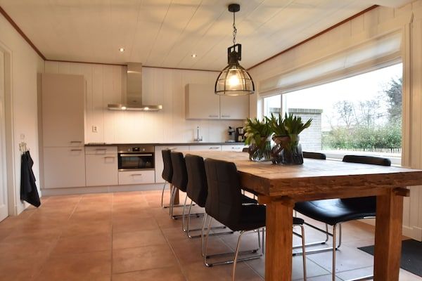 Eetkamer - Vakantiehuis met infraroodsauna in Callantsoog in Callantsoog (3)