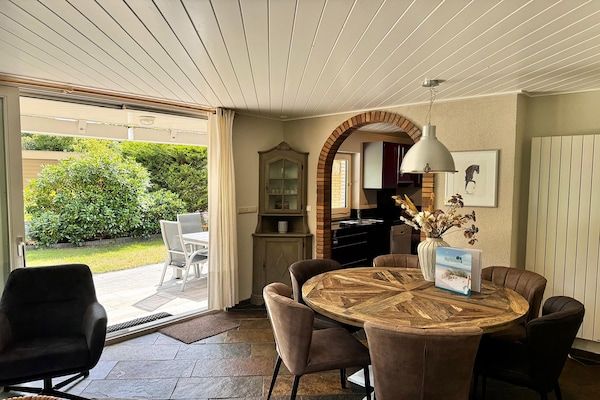 Eetkamer - Bungalow op Texel bij Strand en Bos in De Koog (5)