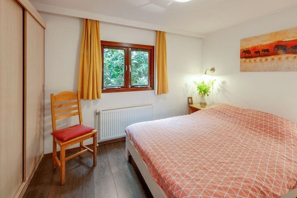 Slaapkamer - Chalet in Stegeren met gebruik Zwembad en Tuin in Ommen- Stegeren (3)