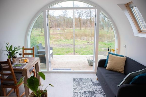 Woonkamer - Leuke Tiny Home gelegen naast een eigen voedselbos in Oirschot (2)