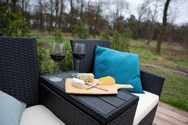 Terras - Leuke Tiny Home gelegen naast een eigen voedselbos in Oirschot (5)