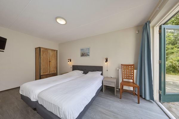 Slaapkamer - Villa in Kijkduin bij Noordzeestrand in Den Haag (5)