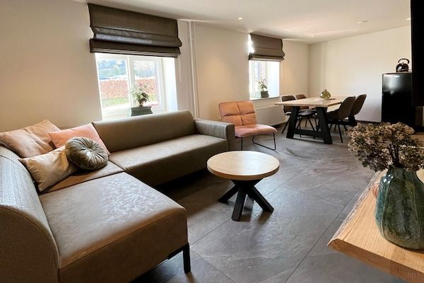 Woonkamer - Vakantiehuis in Voerendaal met terras in Voerendaal (1)