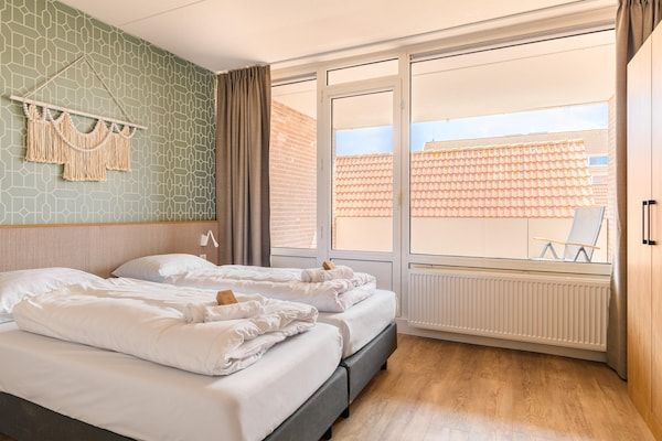 Slaapkamer - Stijlvol appartement met balkon in Bruinisse (4)