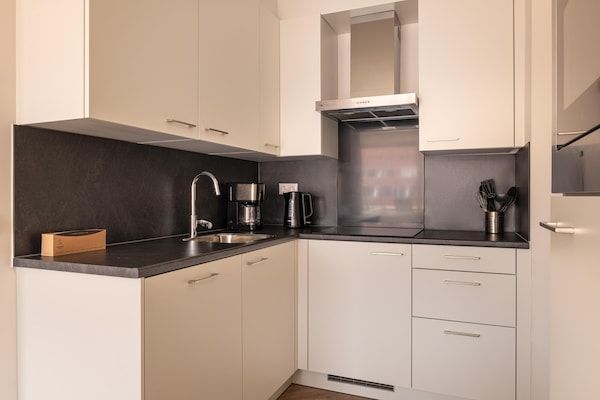 Keuken - Stijlvol appartement met balkon in Bruinisse (3)
