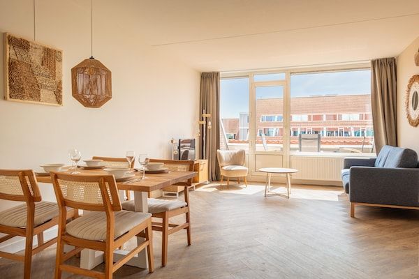 Woonkamer - Stijlvol appartement met balkon in Bruinisse (2)