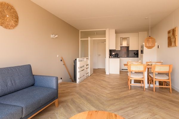 Woonkamer - Stijlvol appartement met balkon in Bruinisse (5)