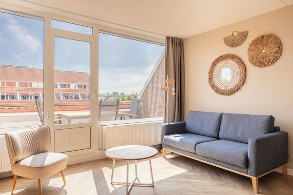 Woonkamer - Stijlvol appartement met balkon in Bruinisse (1)