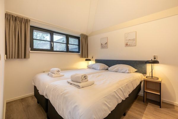 Slaapkamer - Luxe vakantiehuis met privésauna in Schoorl (5)