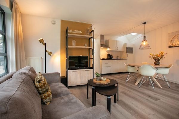 Woonkamer - Luxe vakantiehuis met privésauna in Schoorl (2)