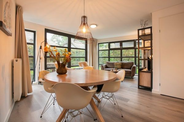 Eetkamer - Luxe vakantiehuis met privésauna in Schoorl (3)